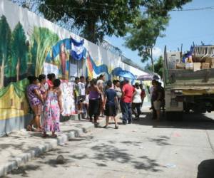 Los padres de familia impidieron que los representantes de Educación ingresarán a la escuela. Foto: Efrain Salgado/El Herlado.