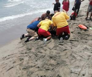 El joven perdió la vida por ahogamiento por sumersión en la playa Zacapa de la colonia San Alejo de Tela, Atlántida.