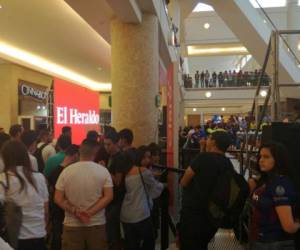Repleto el Mall Multiplaza por personas que esperan a astro del fútbol Ronaldinho.