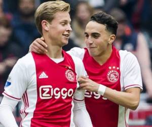 El jugador de 20 años del Ajax Abdelhak Nouri (derecha) junto a Frenkie de Jong en mayo de 2017. (Foto: Agencias/AFP)