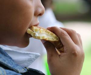 Los padres de familia asumen los costos de alimentar a los estudiantes para varias el menú de la merienda escolar en Honduras.