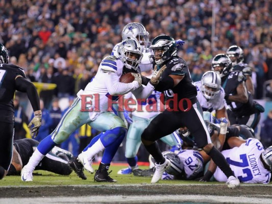 Ezekiel Elliott # 21 de los Dallas Cowboys realiza una carrera de touchdown para liderar 26-20 contra los Philadelphia Eagles durante el cuarto trimestre en el Lincoln Financial Field el 11 de noviembre de 2018 en Filadelfia, Pensilvania. Brett Carlsen / Getty Images / AFP.
