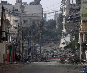 La feroz campaña aérea y de artillería se cobró hasta ahora la vida de más de 7.700 personas, entre ellas más de 3.500 niños, en el empobrecido enclave, según el ministerio de Sanidad de la Franja de Gaza, gobernada por Hamás.