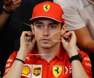 El piloto de Ferrari Charles Leclerc participa en una conferencia de prensa en el circuito de Mónaco. Foto:AP