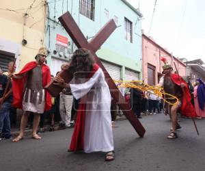 Cargar la cruz en el Viacrucis trasciende la representación histórica y se convierte en una práctica de reflexión.