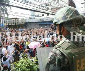 Los estudiantes exigen la renuncia de la rectora Julieta Castellanos. Foto Alex Pérez/EL HERALDO