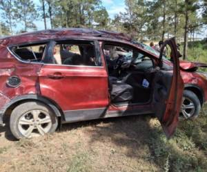 La camioneta, donde se trasladaba la personas fallecida y las heridas, volcó varias veces por la carretera.