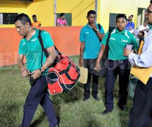 Los árbitros hondureños al momento de retirarse de la cancha de El Progreso en el inicio de la huelga.