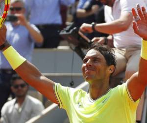 El español, 11 veces campeón en Roland Garros, salió adelante de cuatro break points en su primer game en Francia. Foto:AP