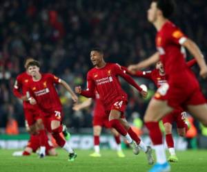 Los jugadores del Liverpool festejan tras vencer por penales al Arsenal este miércoles en un partido de la Copa de la Liga inglesa. Foto: AP.