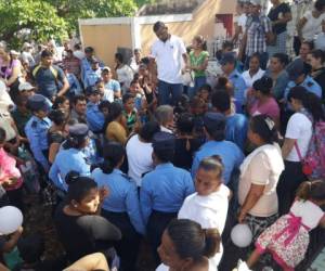 El sepelio se llevó a cabo en el cementerio general de Goascorán, Valle. Su familia se vio acuerpada por muchos de los que conocían a Sayda Suyapa y por sus colegas de la Policía Nacional.