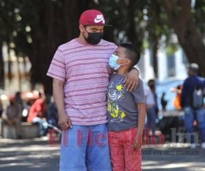 Selvin Méndez junto a su hijo Gerson comparten un tiempo de padre e hijo en el parque Central de Tegucigalpa.