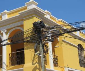 El mismo edificio de la Alcaldía de Comayagua luce lleno de marañas de cables. La ordenanza es liberar el centro histórico de este abuso.
