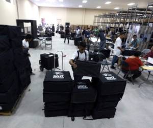 En las instalaciones del Infop hay todo un ambiente electoral con la presencia de empleados temporales que alistan las maletas. Foto El Heraldo.