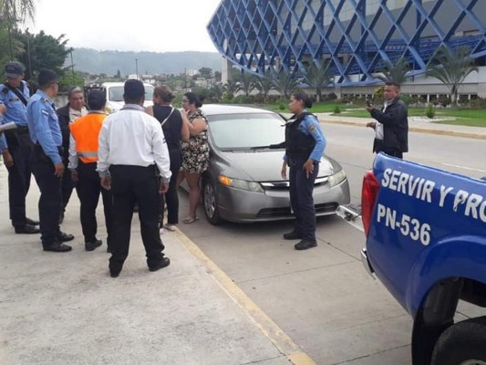 La mujeres fueron detenidas por la seguridad privada de la UNAH: Foto: Cortesía.