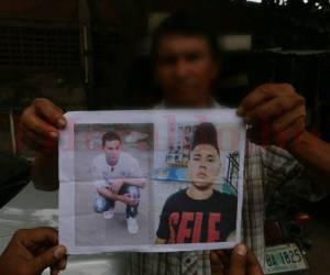 Santos Leopoldo Osorto muestra las fotografías de sus hijos en vida. Foto: Estalin Irias/EL HERALDO.
