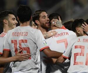 La Roja tuvo el dominio del juego y el balón, pero le costó encontrar los huecos en el muro local. Foto:AFP