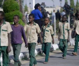 Un grupo de escolares es escoltado por militares y funcionarios nigerianos tras su liberación después de que fueron secuestrados la semana pasada, el viernes 18 de diciembre de 2020 en Katsina, Nigeria. Foto: AP