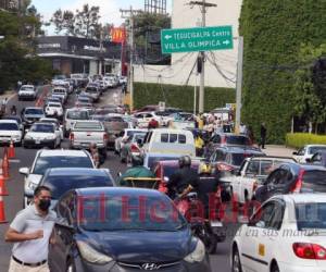 A diario se observan extensas filas de vehículos, unos con destino al bulevar morazán y otros intentando ingresar al CCG. Foto: Efraín Salgado /El Heraldo