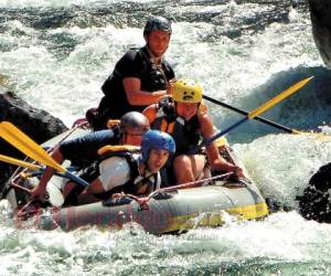 Deporte extremo llamado Rafting se ha vuelto tan popular, se practica en el Rio Cangrejal de la ciudad de la Ceiba. 050612.