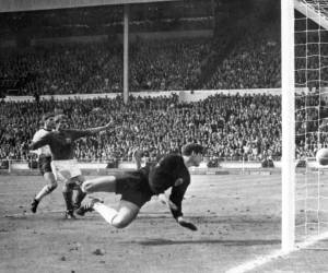 Jugó en los seis partidos de Inglaterra en el mundial y anotó tres goles, incluido uno en la victoria 4-2 sobre Alemania en la final en el estadio de Wembley.