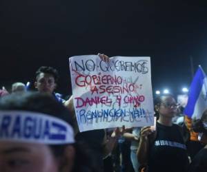 Estudiantes portan velas durante una protesta exigiendo al presidente nicaragüense Daniel Ortega y a su esposa, la vicepresidenta Rosario Murillo, que se retiren. Foto AFP