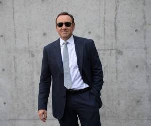Little intentó retirar a Spacey, al tiempo que intercambiaba mensajes con su compañera sobre la agresión y, como ella no le creía, le envió un vídeo del actor metiendo la mano en su pantalón. Foto: AFP