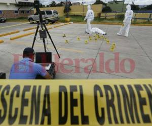 Miembros de la DPI realizan un simulacro de la escena del crimen. Foto: EL HERALDO