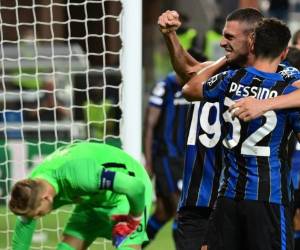 El centrocampista italiano del Atalanta, Matteo Pessina (R), celebra con el defensor turco del Atalanta, Merih Demiral, después de abrir el marcador durante el partido de fútbol del Grupo F de la Liga de Campeones de la UEFA entre el Atalanta y el Young Boys.