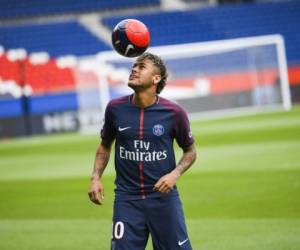 Neymar domina el balón en el estadio del PSG. Foto:AFP