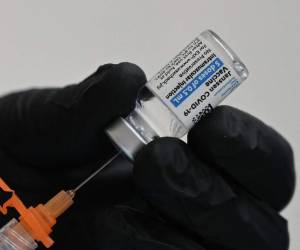 El comunicado de la compañía no especificó cuándo se aplicó la segunda dosis, pero la información sobre los ensayos en los sitios web del gobierno muestra que la compañía estaba probando múltiples intervalos. Foto: AFP