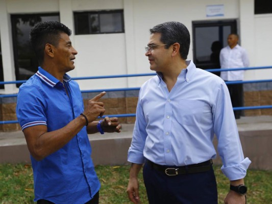 Juan Orlando Hernández en la entrega de fondos.