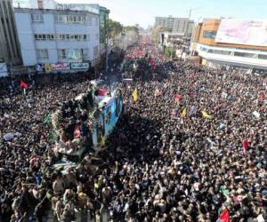 Una multitud se congregó para asistir al entierro de Soleimani. Foto AFP
