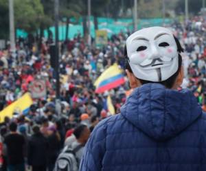 Manifestantes opuestos al gobierno huyen de la policía durante enfrentamientos en Quito, Ecuador, el viernes 11 de octubre de 2019. (AP Foto/Dolores Ochoa)