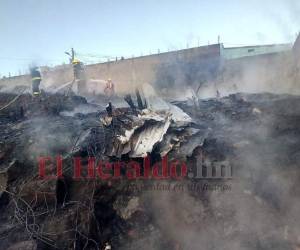 Varias unidades del Cuerpo de Bomberos llegaron al lugar para sofocar las llamas del incendio. FOTO: ESTALIN IRÍAS/EL HERALDO