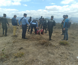 Agentes policiales llegaron al lugar para verificar la denuncia hecha al 911.