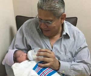 Con esta imagen el polémico comunicador anunció la llegada de su pequeño al mundo. Foto: Facebook