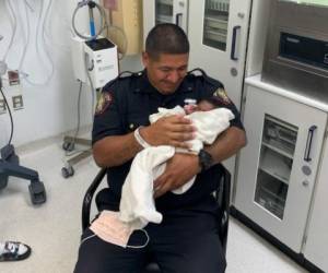 El oficial Eduardo Matute fue quien consiguió atrapar al bebé y así evitar que cayera al vacío. FOTO CORTESÍA: Hudson County Prosecutor´s Office