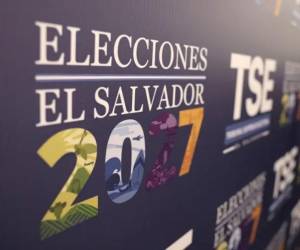 El artículo 143 del Código Electoral establece que los candidatos a la Presidencia y a la Vicepresidencia deben personalmente presentar sus solicitudes.