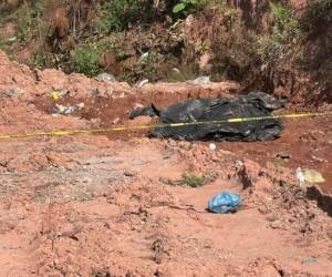 El cadáver estaba a la orilla de la carretera que conduce hacia el oriente de Honduras.