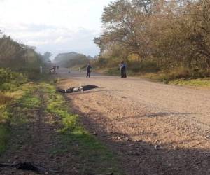 Los cuerpos estaban a la orilla de la carretera que conduce hacia San Pedro de Catacamas. Foto Cortesía