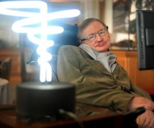 El astrofísico fue muy querido por la comunidad tanto científica como del espectáculo quienes han usado sus redes sociales para mostrar su cariño. Foto AP