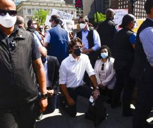 El primer ministro de CanadÃ¡ Justin Trudeau se arrodilla durante una protesta en contra del racismo en Ottawa el viernes 5 de junio de 2020. (Sean Kilpatrick/The Canadian Press vÃ­a AP)