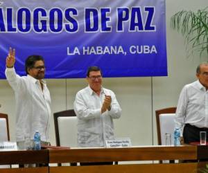 El texto integral será publicado el jueves. Con Cuba y Noruega como garantes y Venezuela y Chile como acompañantes. Foto: AFP