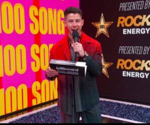 Nick Jonas presenta el premio al mejor artista Hot 100 durante la ceremonia de los Premios Billboard de la Música, el domingo 23 de mayo de 2021. FOTO: AP