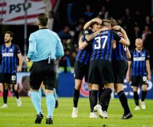 Los aficionados del Inter de Milán celebran después de ganar el partido de fútbol de la Liga de Campeones de la UEFA. Foto AFP