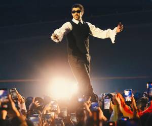 ¿Cómo fue el primer concierto de Bad Bunny en Tokio? Desde looks exclusivos hasta una puesta en escena que fusiona el caribe con la modernidad de Asia, te contamos todos los detalles de la noche en la que el artista puertorriqueño conquistó el mercado japonés por primera vez.