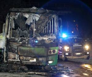 Otras seis personas resultaron lesionadas en el ataque contra el autobús, algo poco usual en este tipo de ataques en que los civiles no son el objetivo de los criminales. (Foto: AFP)
