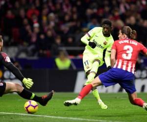 Ousmane Dembélé disparando en el arco del Atlético Madrid este sábado. (AFP)