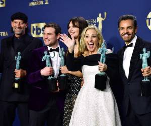 El actor estadounidense Troy Kotsur, el actor estadounidense Daniel Durant, la actriz inglesa Emilia Jones, la actriz estadounidense Marlee Matlin y el actor mexicano Eugenio Derbez posan con el premio a la Mejor Interpretación de un Elenco en una Película por “CODA”.